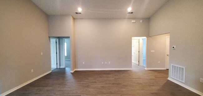 Building Photo - Like New!! 4-Bedroom, 2-Bathroom in Lakeland