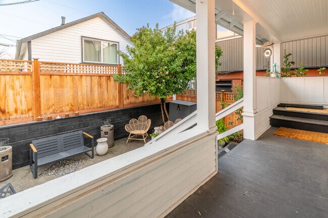 Building Photo - 116 4th Ave N