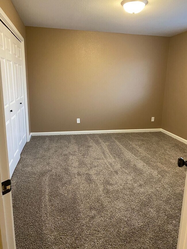 Building Photo - 3 Bedroom 2 1/2 Bath Twin home SORRY NO PETS