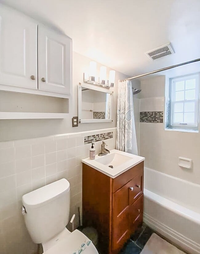Building Photo - Tastefully Renovated 2 Bedroom 1 Bathroom ...