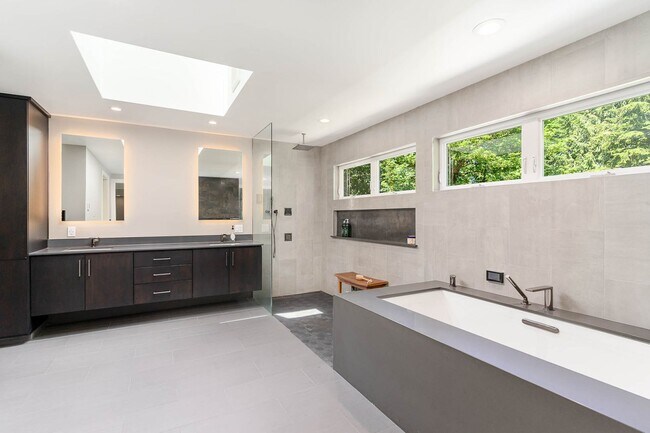 Building Photo - 4Bd/3.5Ba Issaquah Home