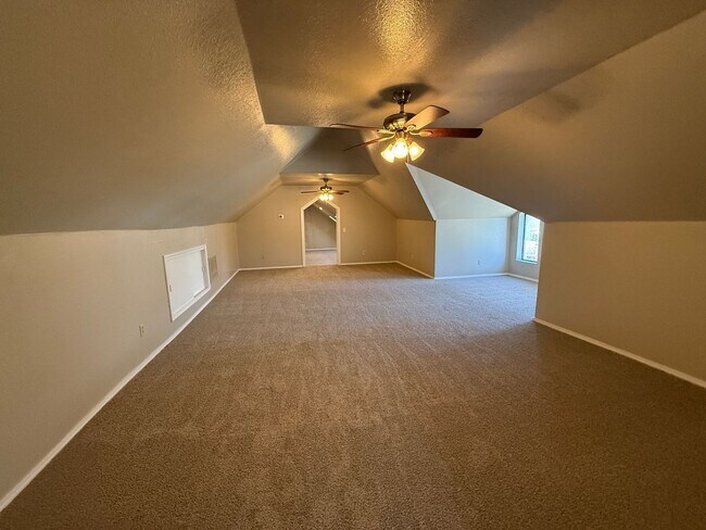 Building Photo - Huge 4 Bedroom in West Tulsa