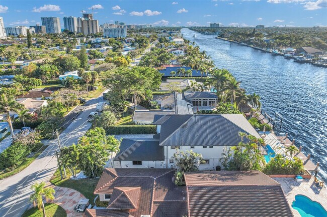 Building Photo - 319 S Riverside Dr