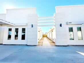 Building Photo - 14 Vani Dr