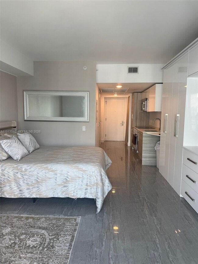 Building Photo - 1300 Brickell Bay Dr