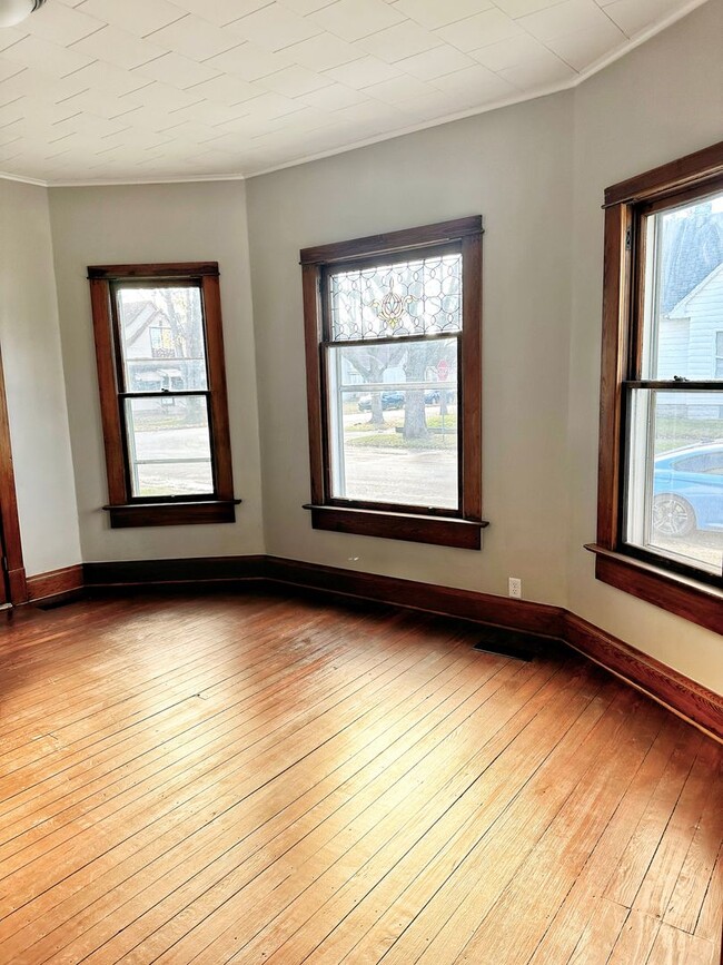 Building Photo - Updated 2-Bedroom Home with Modern Upgrade...