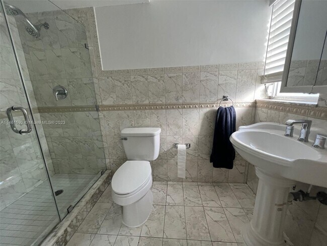 Building Photo - 501 NE 14th Ave