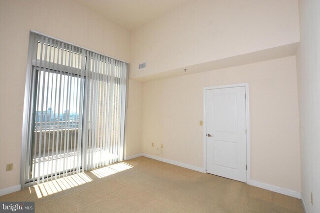 Building Photo - 5750 Bou Ave