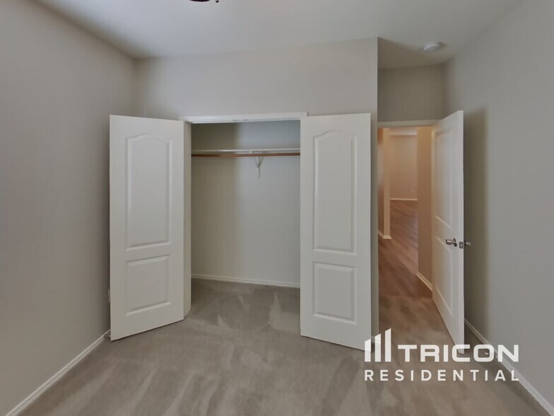 Building Photo - 207 Moonlight Dr