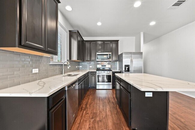 Building Photo - 524 Martha Dr