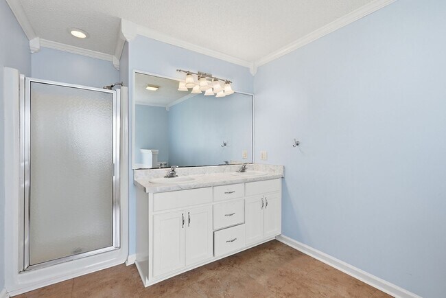Building Photo - Centrally Located Home in Richmond Hill