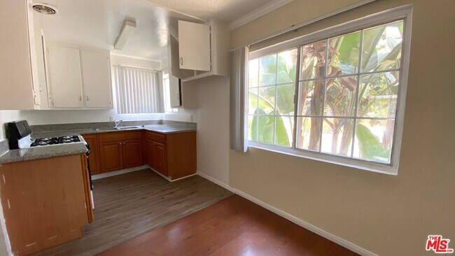Building Photo - 443 S Wilton Pl