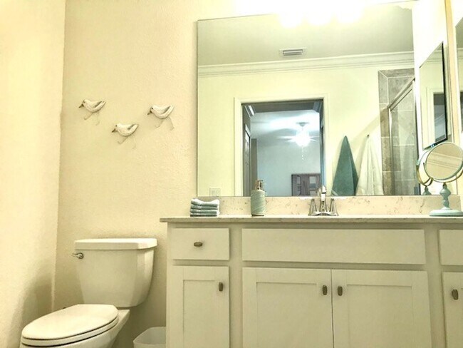 Building Photo - 2/2/ CONDO AVAILABLE NOV, DEC,@ THE  LAKEW...