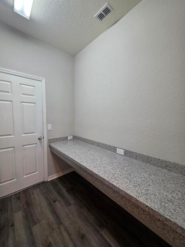 Building Photo - 4-Bedroom, 2.5-Bathroom in Lakeland