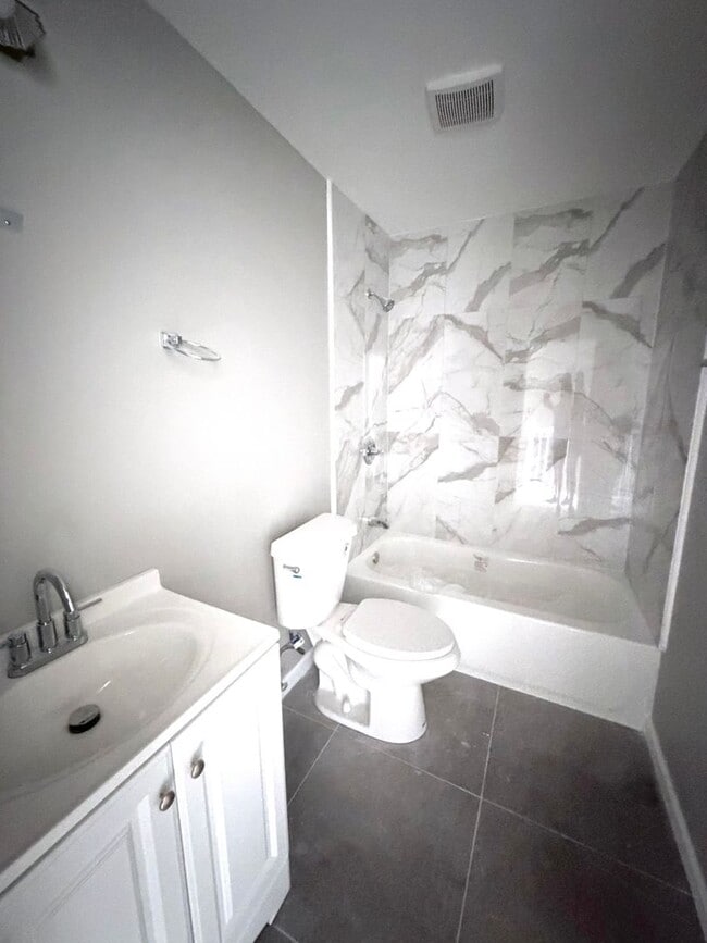 Building Photo - Newly Renovated 2-Bedroom Townhouse in a Prime Location!
