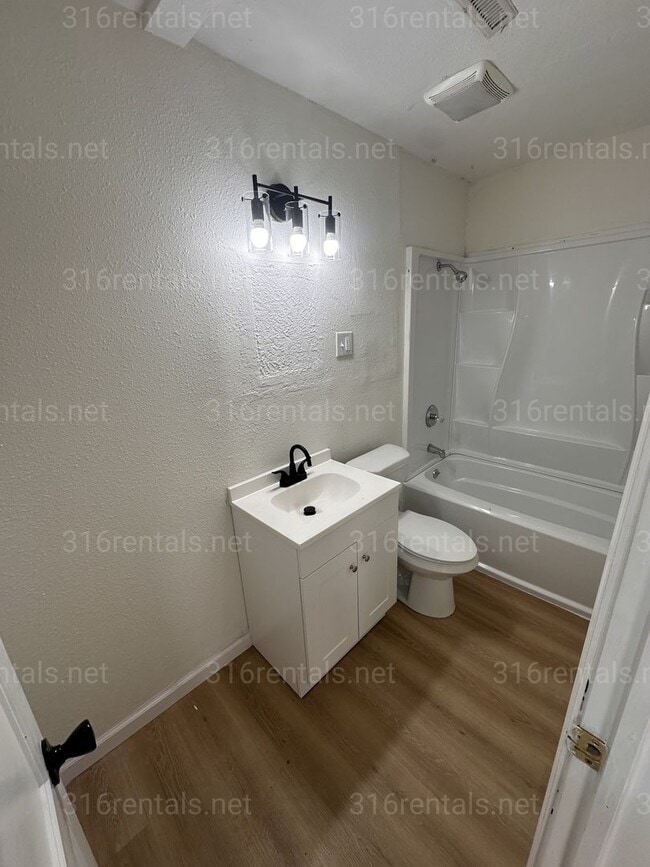 Building Photo - $925 - 3 bedroom/ 1 bathroom - Single Family Home