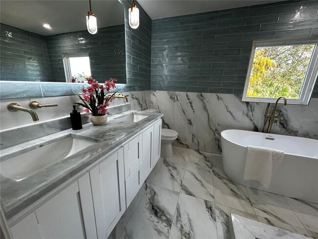 Building Photo - 6370 Conniewood Square