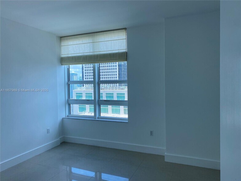 Building Photo - 950 Brickell Bay Dr