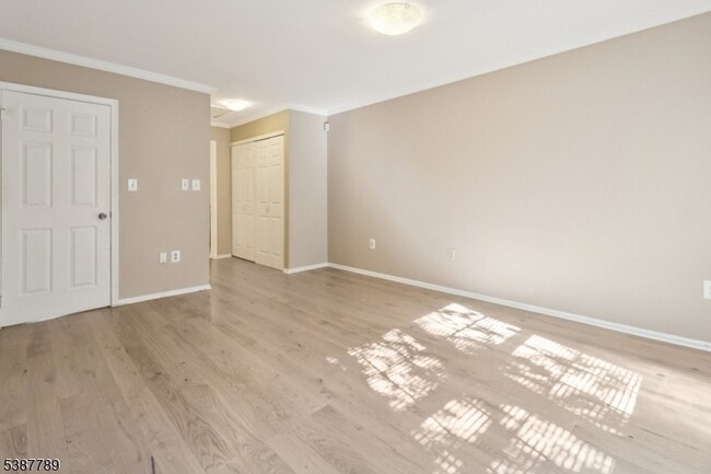 Building Photo - 10 Brookline Ct