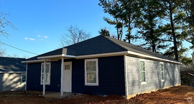 Building Photo - 403 E Cedar St