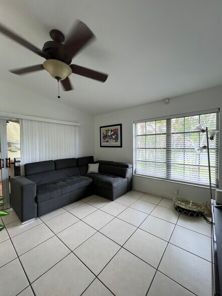 Living room - 11758 SW 108th Ln