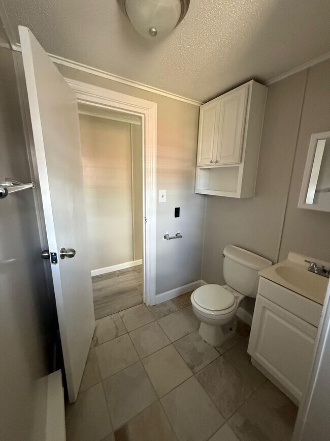 Building Photo - Cohen St.