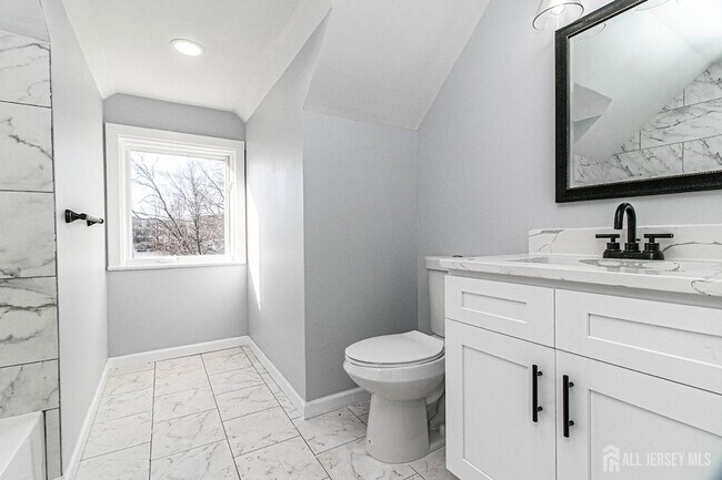 Building Photo - 10 Codington Pl