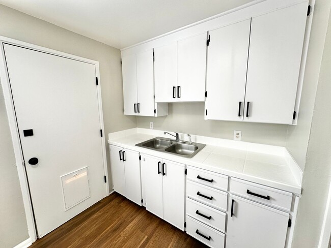 Building Photo - 2 Weeks FREE! Beautiful 2 Bed 1 Bath with ...