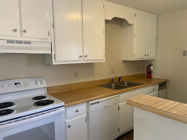 Building Photo - 3 BR Condo convenient to I-40 and Wendover...