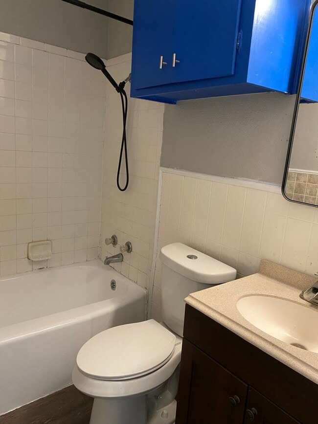 Building Photo - 3 bed, 1 bath, carport
