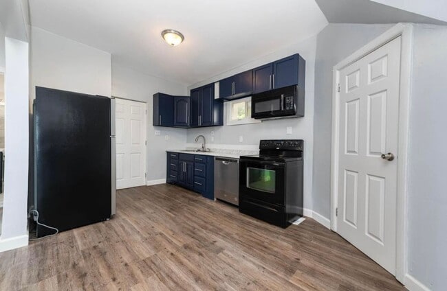 Building Photo - E. WALNUT HILLS - Cute 2 bed in upper of 2 family