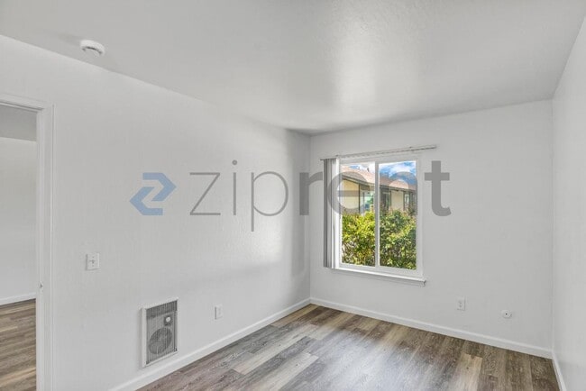 Building Photo - Unit 206