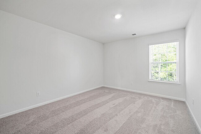 Building Photo - Brand New 5 Bedroom 3 full baths