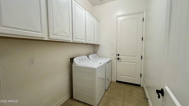 Building Photo - 4571 N Arbor Way