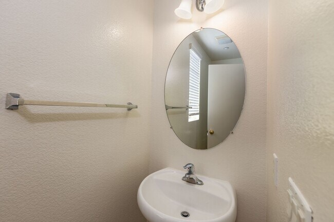 Building Photo - Spacious 3-bedroom with a Loft in Mission ...