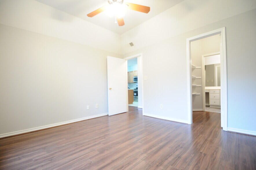 Building Photo - 3903 Penderview Dr