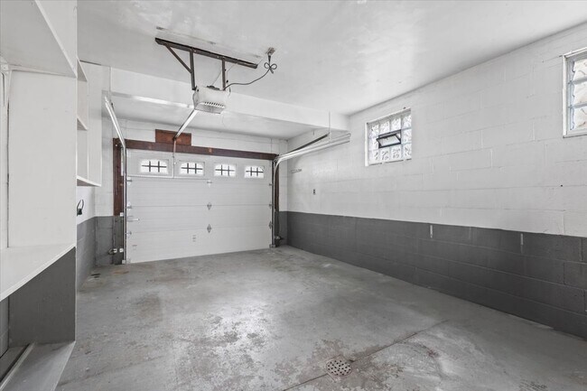 Building Photo - 3635 Poplar Ave