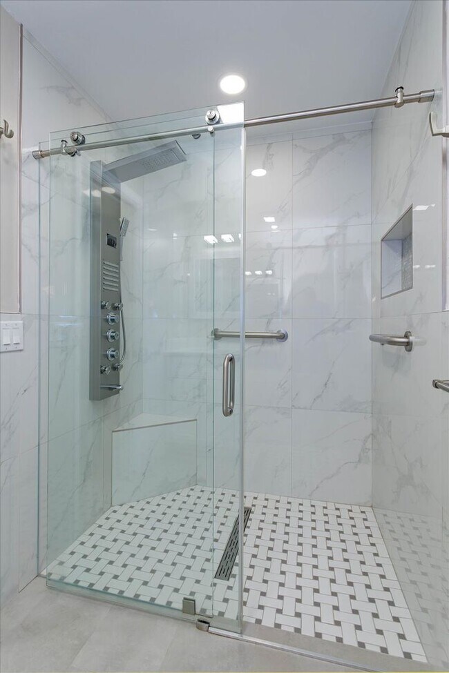 Building Photo - Spacious 4-Bedroom, 3-Bath Rental in Quiet DeBary Cul-de-Sac