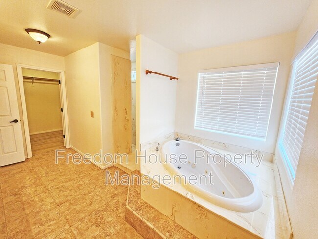 Building Photo - 3120 E Easy St