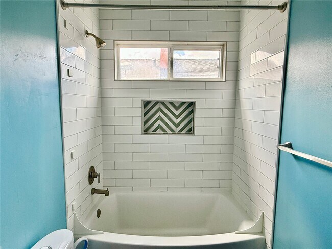 Building Photo - 608 W Drew St