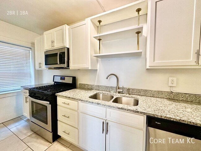 Building Photo - 710 W 48th St