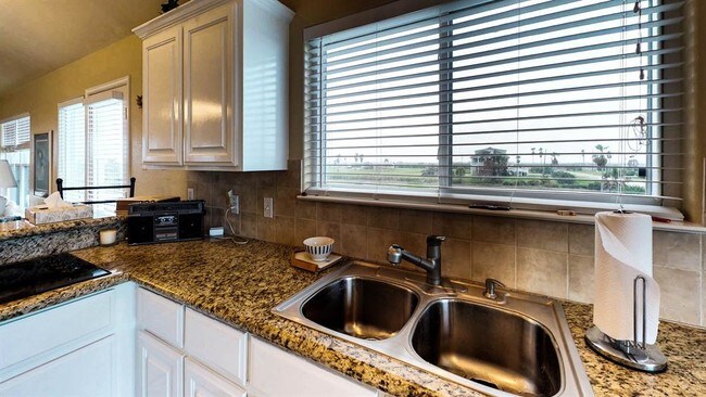 Building Photo - 909 Rancho Caribe Dr