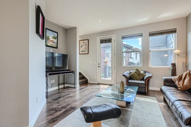 Building Photo - Modern 2 BDR Townhome in Broomfield
