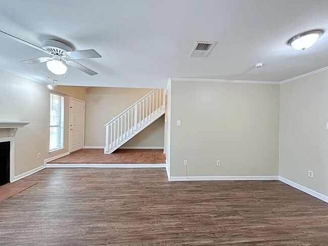 Building Photo - 3 Bedroom Townhouse off Jefferson Hwy near...