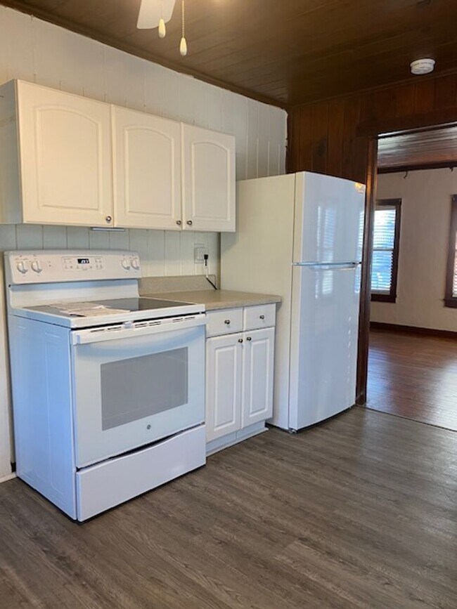 Building Photo - 2 Bedroom Charmer in Old Daphne