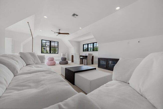 Building Photo - 505 Mission Bell Cv