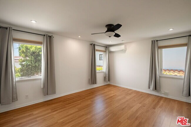 Building Photo - 434 21st Pl