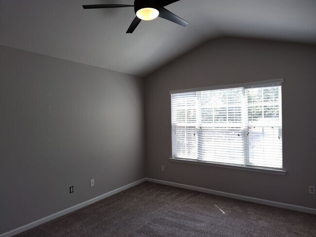 Building Photo - Beautiful Townhome in Berkshire!
