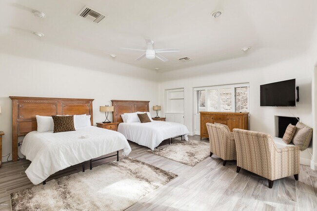 Building Photo - 7421 N Las Brisas Ln