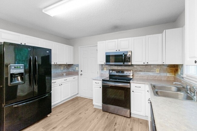 Building Photo - Spacious 2-Story Home with Finished Basement!